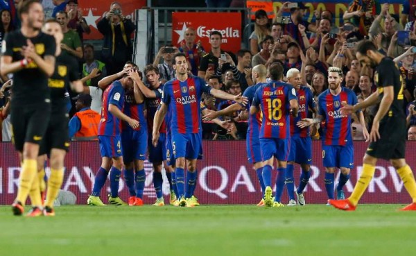 Los jugadores del Barcelona festejando el tanto de Iván Rakitic. Foto AFP