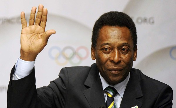 Pelé es operado por cálculos renales y se encuentra estable