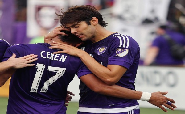 Salvadoreño Darwin Cerén hace dupla con Stoichkov para enfrentar a Kaká y Julio Baptista