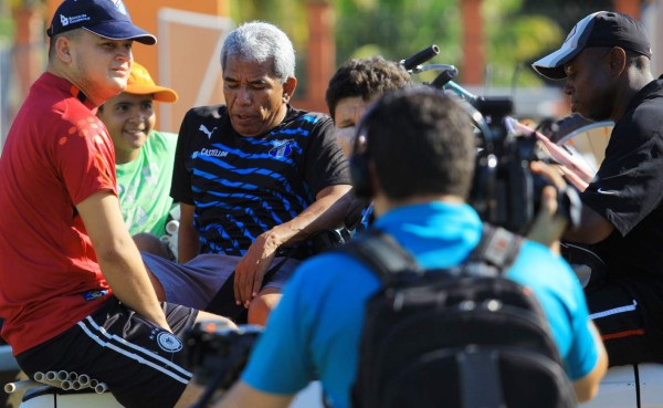 VIDEO: Héctor Castellón viaja 'paileando' al entrenamiento de Honduras Progreso