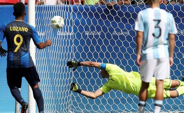 VIDEO: ¡Penalazo! Así fue el gol de Choco Lozano a Argentina