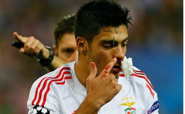 El terrible golpe del mexicano Raúl Jiménez en el juego Atlético-Benfica