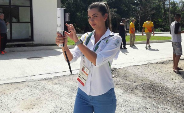 La bella periodista brasileña que espía a la Selección de Honduras