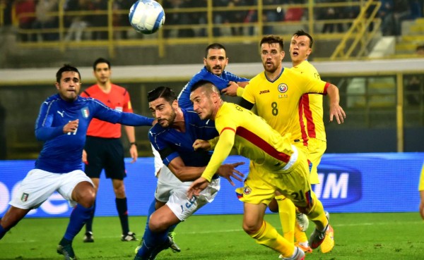 Rumanía empató 2-2 ante una Italia que dejó dudas