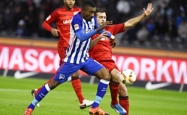 'Chicharito' Hernández marcó, pero Bayern Leverkusen perdió