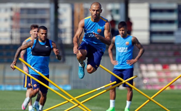 Bravo, Alves y Mascherano se quedan fuera de la lista del Barcelona