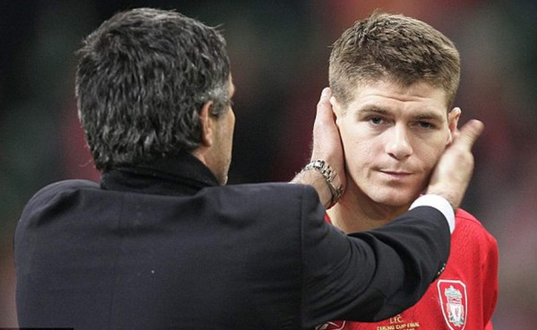 Mourinho pide a afición del Chelsea que no se 'burle' de Steven Gerrard