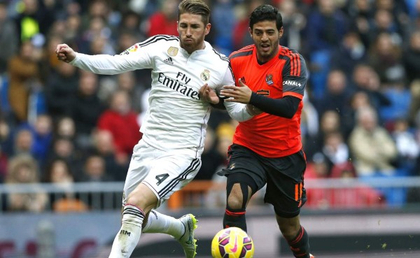 Carlos Vela abandona el partido con problemas en su rodilla derecha