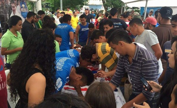Olimpia regala autógrafos a sus aficionados en Olancho