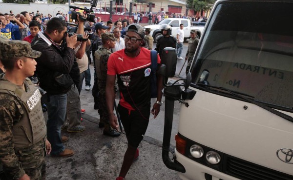 VIDEO: Aficionados de Motagua reciben con insultos a jugadores de Olimpia