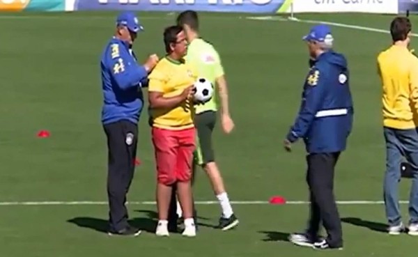 VIDEO: Scolari fue ignorado por un niño en el entrenamiento