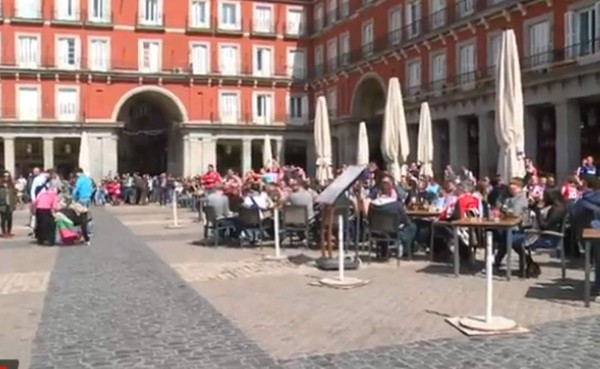 VIDEO: Aficionados del PSV humillan a mendigos de Madrid