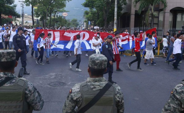 Venden boletos a aficionados de Olimpia y no los dejan entrar al Morazán