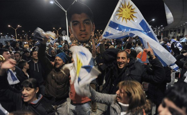 Luis Suárez llegó en la madrugada a Uruguay junto a su familia