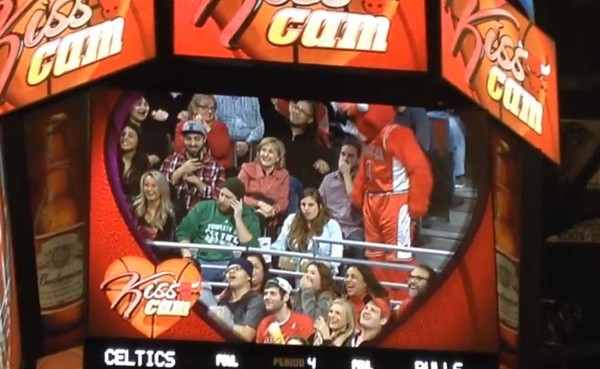 VIDEO: Mascota de los Bulls le roba la novia a distraído fanático