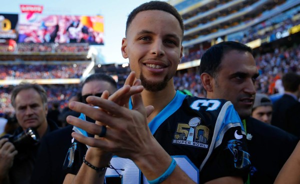Stephen Curry, el invitado de lujo de los Panthers en el Super Bowl