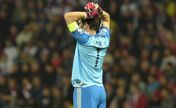 ¿Debe seguir Iker Casillas como titular en España y Real Madrid pese a sus errores?