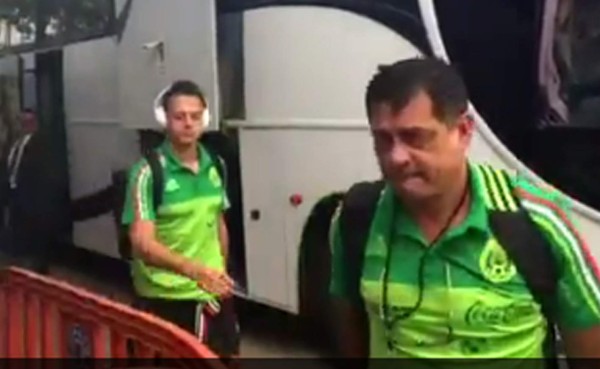 VIDEO: Entre botellazos e insultos reciben a México en el Olímpico