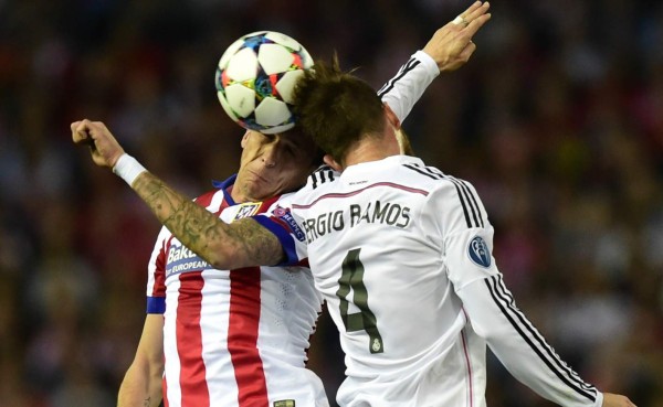 Polémico codazo de Sergio Ramos sobre Mario Mandzukic