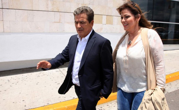 Claudia Uribe, esposa de Jorge Luis Pinto llega a Honduras