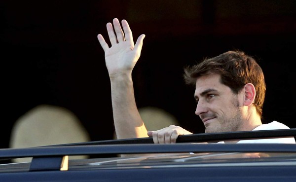 Decenas de seguidores del Oporto reciben a Iker Casillas en Portugal