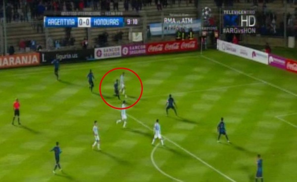 Tremendo y sensacional baile de Ángel Di María a la defensa de Honduras