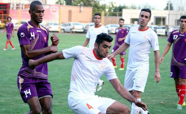 El hondureño Jerry Bengtson debuta con derrota en Irán