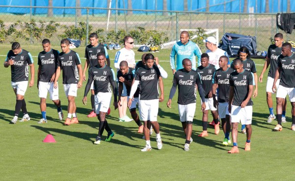 Honduras entrena encerrada entre una lona y un bosque