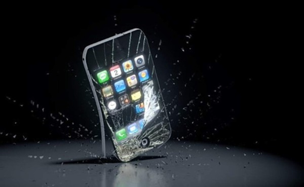 VIDEO: Con escopetazos, mujer destruye iPhone de su hijo