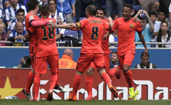 El Barcelona se queda con el derbi catalán y asegura la cima