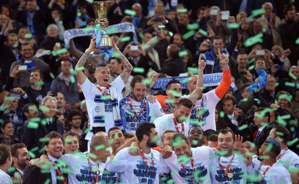 El Napoli conquista la Copa ante un Fiorentina impotente