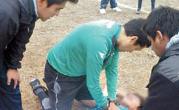 Árbitro le salva la vida a un niño de 13 años en pleno partido