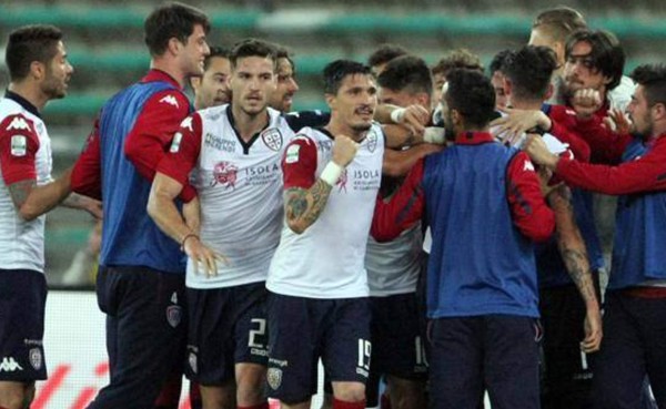El Cagliari golea al Bari y regresa a la Serie A de Italia