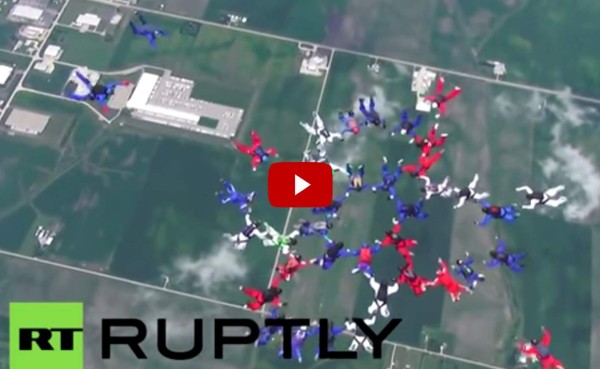 VIDEO: 30 paracaidistas forman espectáculo en el aire