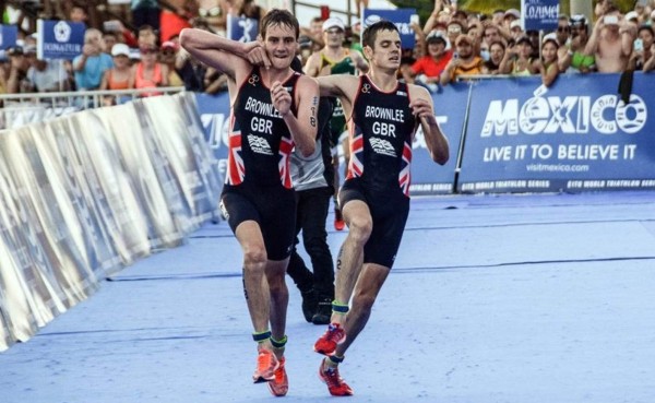 VIDEO: El conmovedor gesto de dos hermanos que se ayudan para llegar a la meta