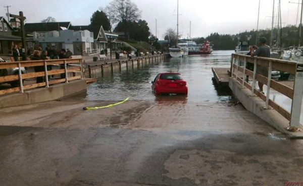 Mujer termina con su carro en un lago gracias a GPS
