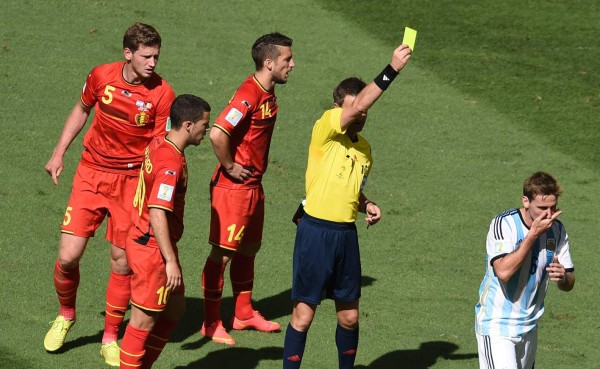 Diario 'Bild' dice que FIFA mandó a los árbitros a evitar amarillas