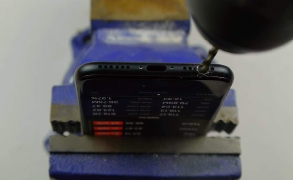 Usuarios creen a Youtuber y comienzan a taladrar sus iPhone 7