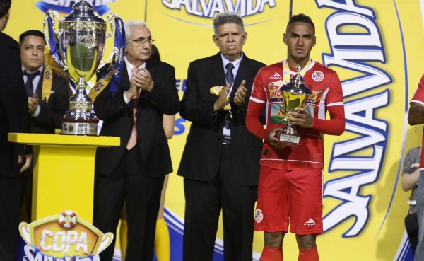 José Tobías, sin contrato en Real Sociedad y con ofertas de tres equipos