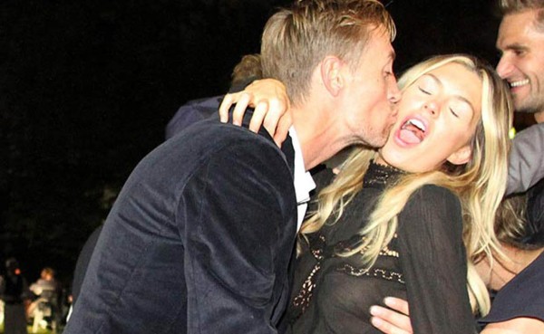 VIDEO: Crouch, de imitador de Cristiano Ronaldo a rock star