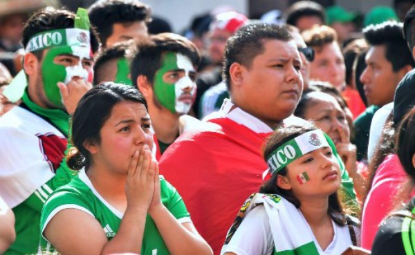 Dolorosas imágenes: Aficionados de México rompen en llanto por eliminación en Rusia