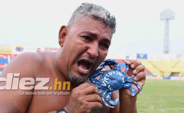 FOTOS: Drama y lágrimas de los aficionados del Victoria tras el último juegos en la Liga