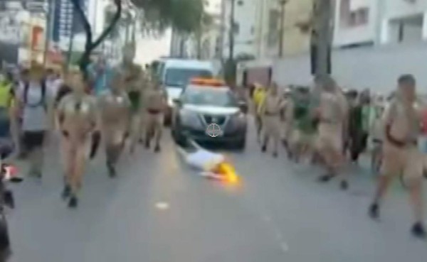 Exentrenador de natación sufre percance con la antorcha olímpica en Recife