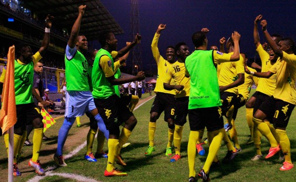 Jamaica ha celebrado por todo lo alto el triunfo a Estados Unidos en el estadio Morazán. Foto Delmer Martínez
