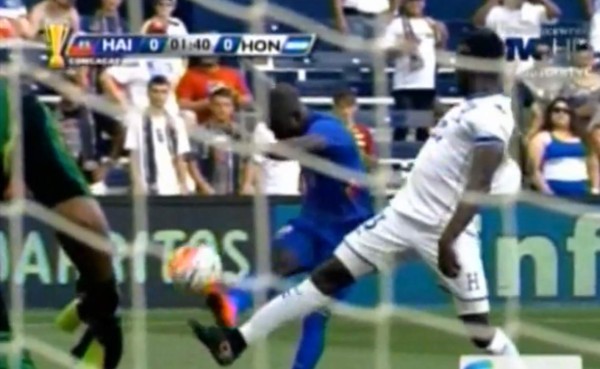 VIDEO: Donis Escober salva a Honduras con espectacular remate