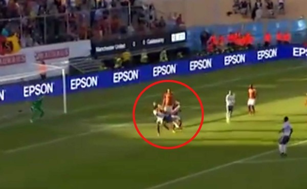 Ibrahimovic marca golazo con Manchester United y se abraza con Martial