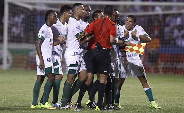 VIDEO: La infantil expulsión a 'Rambo' por reclamar y agredir al árbitro