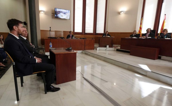 Messi ya declara ante el juez por fraude fiscal arropado por el Barcelona