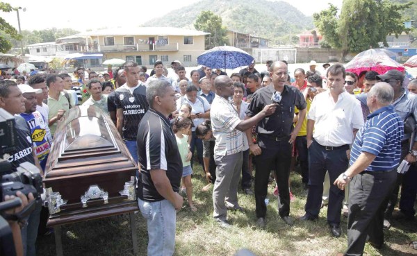 Con honores sepultan a Enrique Centeno Reneau
