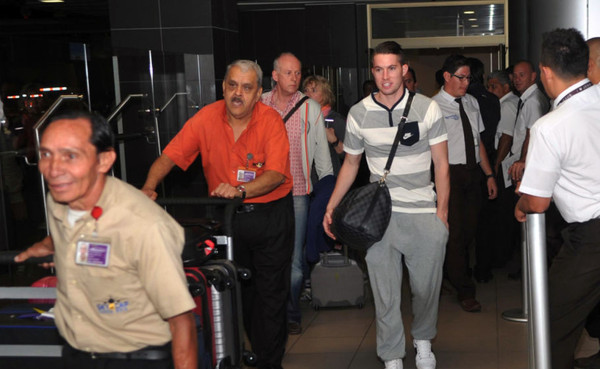 Bryan Oviedo llega a Costa Rica para seguir con su recuperación